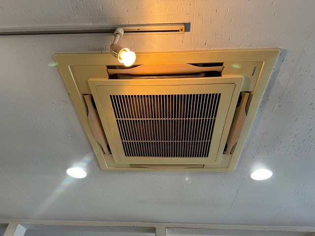 黄ばんだ業務用エアコン